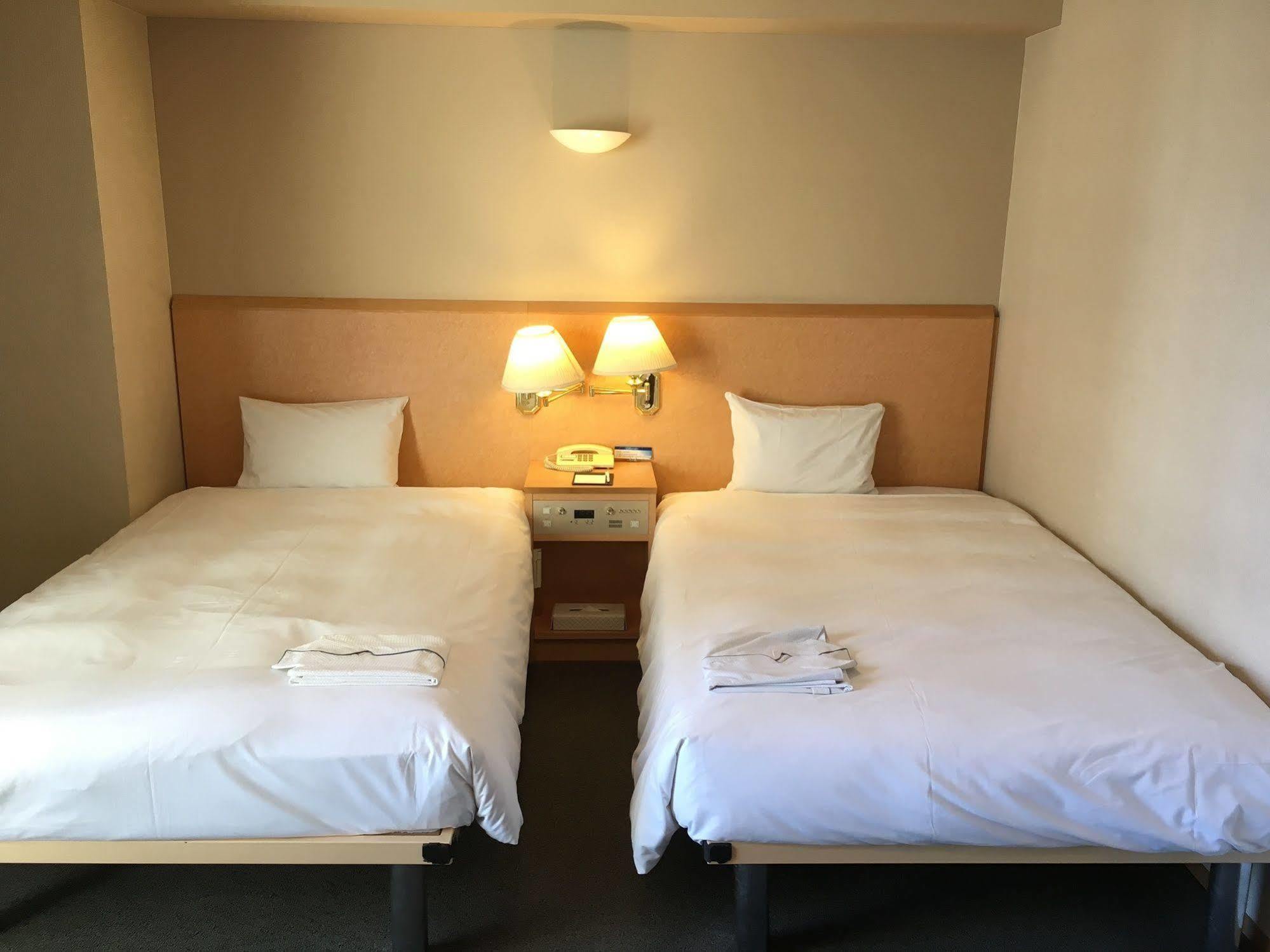 Hotel Yokohama Camelot Japan Bagian luar foto