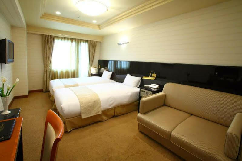 Hotel Yokohama Camelot Japan Bagian luar foto
