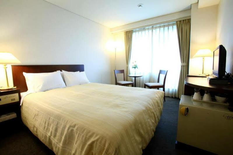 Hotel Yokohama Camelot Japan Bagian luar foto
